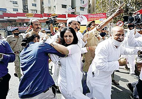 குஜராத் மாநில காங்கிரஸ் சார்பில் அகமதாபாத் நகரில் உள்ள சபர்மதி ஆசிரமத்தில் இருந்து தண்டி யாத்திரை தொடங்கும் என்று அறிவிக்கப்பட்டிருந்தது. இதற்கு போலீஸார் அனுமதி வழங்கவில்லை. தடையை மீறி காங்கிரஸ் தொண்டர்கள் சபர்மதி ஆசிரமம் முன்பு நேற்று தண்டி யாத்திரையை தொடங்கினர். அப்போது போலீஸாருக்கும் காங்கிரஸாருக்கும் இடையே மோதல் ஏற்பட்டது. படம்: பிடிஐ