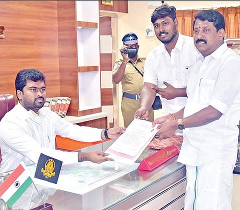 பாஜக வேட்பாளர் பட்டியல் வெளியாகாத நிலையில், அக்கட்சியின் மாநில துணைத் தலைவர் நயினார் நாகேந்திரன், திருநெல்வேலி தொகுதியில் வேட்புமனுவை நேற்று தாக்கல் செய்தார். படம்: மு. லெட்சுமி அருண்.