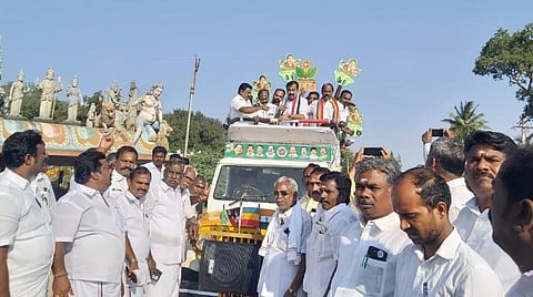 அரியலூர் மாவட்டம் தவுத்தாய்குளம் கிராமத்தில் பிரச்சாரத்தை மேற்கொண்ட அதிமுக வேட்பாளர் தாமரை எஸ்.ராஜேந்திரன்.