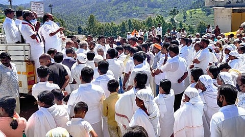 கோத்தகிரி பேரகணியில் பிரச்சாரத்தைத் தொடங்கிய அமமுக வேட்பாளர்கள் எஸ்.கலைச்செல்வன், தேனாடு லட்சுமணன்.