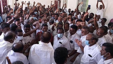 காரைக்குடி தொகுதிக்கு சீட் கேட்டு தேவகோட்டையில் ப.சிதம்பரத்தை முற்றுகையிட்டு கோஷமிட்ட முன்னாள் நகராட்சித் தலைவர் வேலுசாமி ஆதரவாளர்கள்.