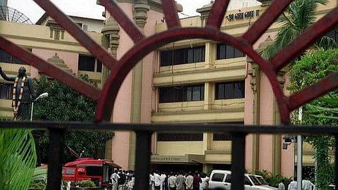 அமைச்சர்களை எதிர்த்து பலமான வேட்பாளர்களைக் களமிறக்காத திமுக?