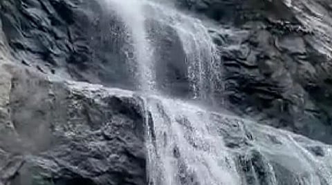 கோடையில் குளுமை; குற்றாலம் அருவிகளில் குவியும் சுற்றுலா பயணிகள்