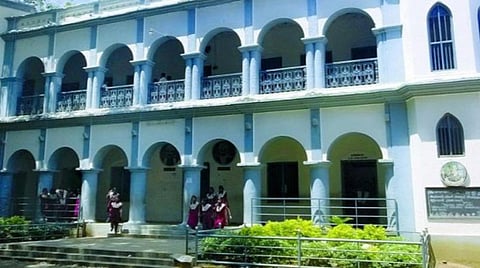 முக்கிய கட்சிகளின் வேட்பாளர்களை வரவேற்பதில் கட்சியினர் ஆரவாரம்: நெல்லை எழுச்சி தினத்தில் வஉசி சிலைக்கு மாலை அணிவிக்க அனுமதி மறுப்பு