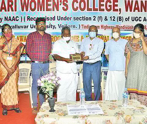 வந்தவாசி அகிலாண்டேஸ்வரி மகளிர் கல்லூரியில் நடந்த தேசிய அறிவியல் தின விழாவில் சிறப்பு விருந்தினருக்கு பரிசு வழங்கிய கல்லூரி நிறுவனர் முனிரத்தினம். அருகில், முதல்வர் முனைவர் மைதிலி உள்ளிட்டோர்.