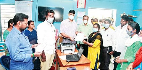 தி.மலை வேங்கிக்கால் ஊராட்சி ஒன்றிய நடுநிலை பள்ளியில் நடைபெற்ற சிறப்பு முகாமில் வாக்காளர் அடையாள அட்டையை வழங்கிய ஆட்சியர் சந்தீப் நந்தூரி.