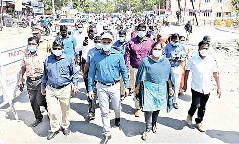 திருச்செந்தூரில் பெண்கள் பங்கேற்ற வாக்காளர் விழிப்புணர்வு பேரணியை மாவட்ட ஆட்சியர் மற்றும் தேர்தல் அலுவலர் கி.செந்தில்ராஜ் தொடங்கி வைத்து பங்கேற்றார்.