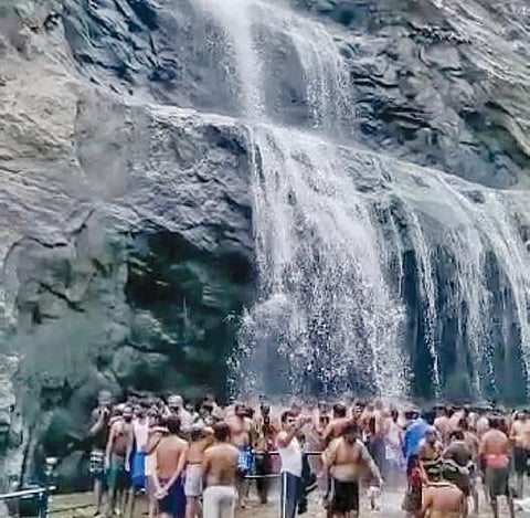 பழைய குற்றாலம் அருவியில் குளித்து மகிழ்ந்த சுற்றுலாப் பயணிகள்.