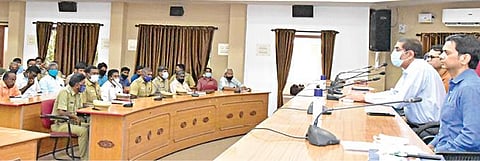 நாமக்கல் மாவட்ட ஆட்சியர் அலுவலகத்தில் நடைபெற்ற பறக்கும்படை, நிலையான கண்காணிப்புக் குழுவினருக்கான ஆலோசனைக் கூட்டத்தில் மாவட்ட தேர்தல் அலுவலர் ஆட்சியர் கா.மெகராஜ் பேசினார்.