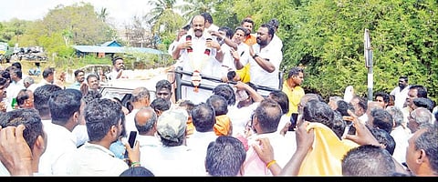 திருப்பத்தூர் அருகே கீழச்சிவல்பட்டி பகுதியில் திமுக வேட்பாளர் கே.ஆர்.பெரியகருப்பனுக்கு சிறப்பான வரவேற்பு அளிக்கப்பட்டது.