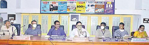 தேர்தல் கண்காணிப்புக் குழு அலுவலர்களின் பணி ஆய்வுக் கூட்டத்தில் பங்கேற்ற மாவட்டத் தேர்தல் அலுவலர் தினேஷ் பொன்ராஜ் ஆலிவர் உள்ளிட்ட அதிகாரிகள்.