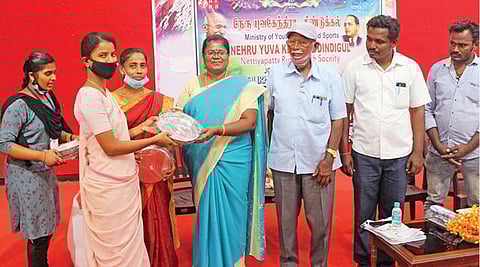 திண்டுக்கல்லில் நடந்த நிகழ்ச்சியில் வாக்காளர் விழிப்புணர்வு போட்டியில் வெற்றிபெற்ற மாணவிக்கு பரிசு வழங்கிய மாவட்ட இளையோர் நல அலுவலர் ரோஸ்மேரிபாத்திமா.