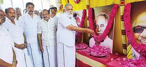 திண்டுக்கல்லில் உள்ள திமுக அலுவலகத்தில் தலைவர்கள் படத்திற்கு மாலை அணிவித்து மரியாதை செலுத்திய திமுக மாநில துணைப்பொதுச்செயலாளர் ஐ.பெரியசாமி, அர.சக்கரபாணி உள்ளிட்ட வேட்பாளர்கள்.