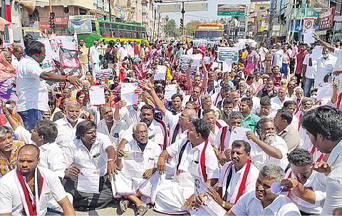 கள்ளக்குறிச்சி (தனி) தொகுதி அதிமுக வேட்பாளரை மாற்றக் கோரி சாலை மறியலில் ஈடுபட்ட அதிமுக நகரச் செயலாளர் பாபு தலைமையிலான அதிமுகவினர்.