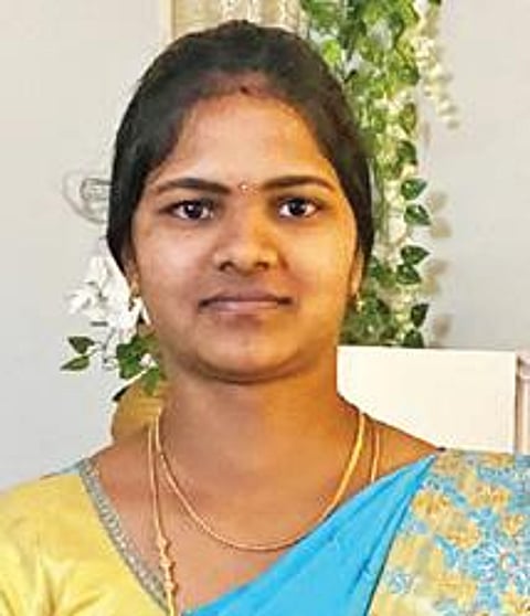 முதலிடம் பிடித்த மாணவி குமுதவள்ளி.