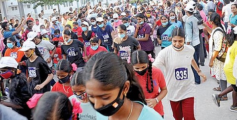 சட்டப்பேரவைத் தேர்தலில் 100% வாக்களிக்க வேண்டும் என்பதை வலியுறுத்தி நடைபெற்ற விழிப்புணர்வு மாரத்தான் போட்டியில் பங்கேற்ற மாணவிகள் மற்றும் பெண்கள்.