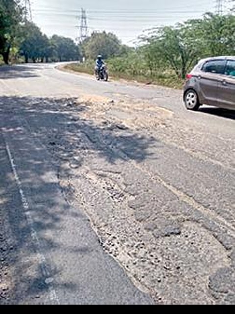 சேதம் அடைந்துள்ள திருவள்ளூர்- பெரும்புதூர் நெடுஞ்சாலை