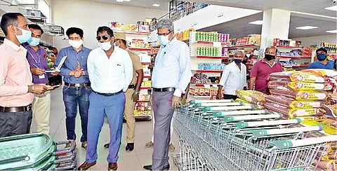 கரோனா விதிமுறைகள் பின்பற்றப்படுகிறதா என வணிக நிறுவனம் ஒன்றில் ஈரோடு மாவட்ட ஆட்சியர் சி.கதிரவன் ஆய்வு மேற்கொண்டார்.