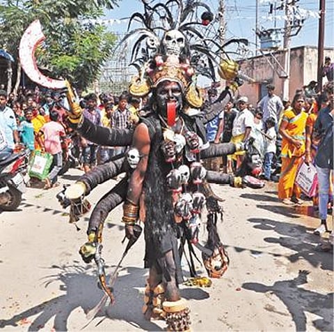 கிருஷ்ணகிரி பழையபேட்டையில் நடந்த மயான சூறைத் திருவிழாவில் காளி வேடமணிந்து வந்து நேர்த்திக்கடன் செலுத்திய பக்தர். அடுத்த படம்: பூத வாகனத்தில் மயான சூறைக்குச் சென்ற அங்காளம்மன்.