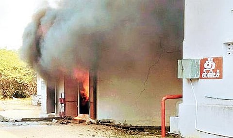 விருதுநகர் அருகே ஆமத்தூரில் உள்ள பட்டாசு ஆலையில் ஏற்பட்ட தீ விபத்து.