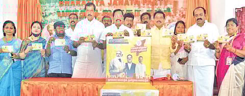 சட்டப்பேரவை தேர்தலுக்கான பாஜகவின் தேர்தல் அறிக்கை தயாரிக்க மக்களிடம் கருத்து கேட்பதற்கு ‘உங்கள் விருப்பம் எங்கள் அறிக்கை’ என்ற பெயரில் ஒவ்வொரு கிராமங்களிலும், நகர்ப்புறங்களிலும் வார்டு வாரியாக மக்கள் வாழும் பகுதிகளுக்கு சென்று பாஜக தேர்தல் அறிக்கையில் இடம்பெற வேண்டிய அம்சங்களை பெற்று வெளியிட உள்ளனர். இதற்கான பணியை பாஜக மாநில துணைத் தலைவர் வி.பி.துரைசாமி, பொதுச் செயலாளர் கரு.நாகராஜன், நடிகர் செந்தில் ஆகியோர் சென்னை தி.நகரில் உள்ள பாஜக தலைமை அலுவலகமான கமலாலயத்தில் நேற்று தொடங்கி வைத்தனர்.படம்: ம.பிரபு