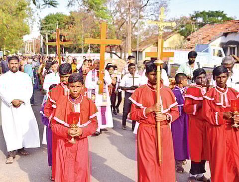 பாளையங்கோட்டை புனித சவேரியார் பேராலயத்தில் இருந்து புனித இஞ்ஞாசியார் கலைமனைகளை நோக்கி தவக்கால சிலுவைப் பயணம் நேற்று நடைபெற்றது. படம்: மு.லெட்சுமி அருண்