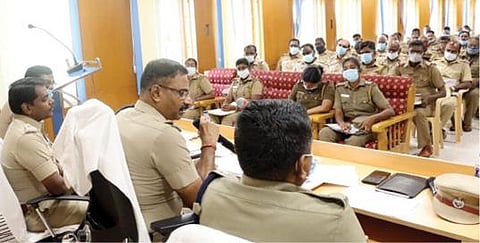 தூத்துக்குடியில் நடைபெற்ற நடமாடும் ரோந்து குழுவினருக்கான ஆலோசனைக் கூட்டத்தில் எஸ்பி ஜெயக்குமார் பேசினார்.