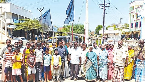 தடுப்பணையை அகற்றக் கோரி அனுமந்தராயன்கோட்டையில் கருப்புக் கொடி ஏற்றி எதிர்ப்பு தெரிவித்த மக்கள்.