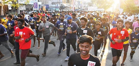 சிதம்பரத்தில் 100 சதவீத வாக்குப்பதிவை வலியுறுத்தி மாரத்தான் போட்டி நடைபெற்றது.