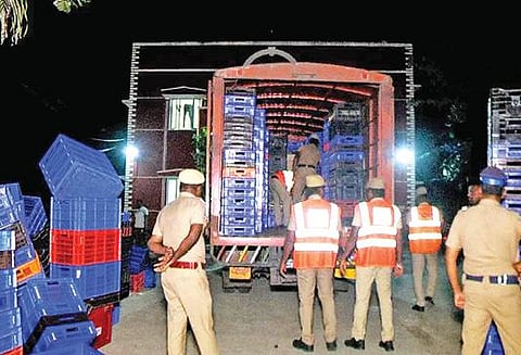 பறிமுதல் செய்யப்பட்ட லாரியில் சோதனை மேற்கொள்ளும் போலீஸார்.