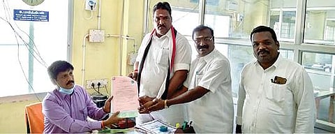 கலசப்பாக்கத்தில் தேர்தல் நடத்தும் அலுவலர் பார்த்திபனிடம் அதிமுக சார்பில் போட்டியிட வேட்பு மனு தாக்கல் செய்த எம்எல்ஏ பன்னீர்செல்வம்.