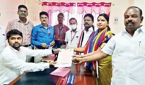 குடியாத்தம் (தனி) தொகுதியில் தேர்தல் நடத்தும் அலுவலர் ஷேக் மன்சூரிடம் மனுத்தாக்கல் செய்த அதிமுக வேட்பாளர் பரிதா.