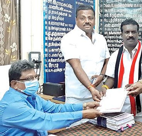 அதிமுக வேட்பாளர்கள் கோவில்பட்டி தொகுதி அமைச்சர் கடம்பூர் ராஜு, வைகுண்டம் தொகுதி எஸ்பி சண்முகநாதன், ஓட்டப்பிடாரம் தொகுதி மோகன், விளாத்திகுளம் தொகுதி சின்னப்பன் ஆகியோர் நேற்று வேட்புமனு தாக்கல் செய்தனர்.