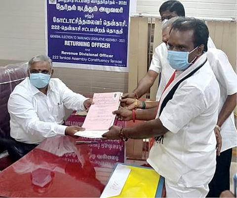 ராதாபுரம் தொகுதி அதிமுக வேட்பாளர் ஐ.எஸ். இன்பதுரை, நாங்குநேரி தொகுதி அதிமுக வேட்பாளர் கணேசராஜா, பாளையங்கோட்டை தொகுதி அதிமுக வேட்பாளர் ஜெரால்டு, அம்பாசமுத்திரம் தொகுதி திமுக வேட்பாளர் ஆவுடையப்பன் ஆகியோர் நேற்று மனு தாக்கல் செய்தனர். படங்கள்: மு.லெட்சுமி அருண்