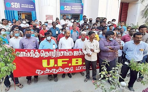 திருநெல்வேலி சந்திப்பு புரம் எஸ்பிஐ வங்கி வளாகத்தில் ஆர்ப்பாட்டத்தில் ஈடுபட்ட வங்கி ஊழியர்கள். படம்: மு.லெட்சுமி அருண்