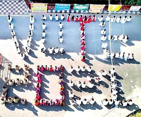 தூத்துக்குடியில் 100 சதவீத வாக்குப்பதிவை வலியுறுத்தி மாற்றுத்திறனாளிகள் பங்கேற்ற இருசக்கர வாகன விழிப்புணர்வு பேரணியை மாவட்ட ஆட்சியர் கி.செந்தில் ராஜ் தொடங்கி வைத்தார். (அடுத்த படம்) தூத்துக்குடி வஉசி கல்லூரியில் 100 சதவீத வாக்குப்பதிவை வலியுறுத்தி 'VOTE 2021' எனும் வடிவில் மனித சங்கிலி அமைத்த மாணவ, மாணவியர்.