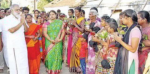 ஆத்தூர் தொகுதிக்கு உட்பட்ட பிள்ளையார்நத்தம் கிராமத்தில் பொதுமக்களிடம் வாக்கு சேகரித்த திமுக வேட்பாளர் ஐ.பெரியசாமி.