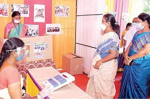 காஞ்சிபுரத்தில் செயல்பட்டு வரும் மாதிரி வாக்குச் சாவடி மையத்தை ஆய்வு செய்கிறார் மாவட்ட ஆட்சியர் மகேஸ்வரி.