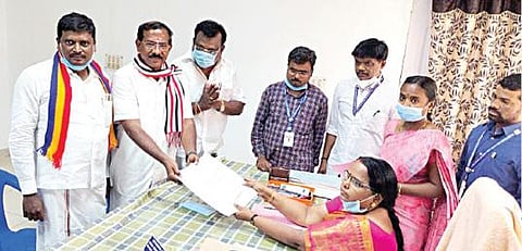 ஆவடி தொகுதி அதிமுக வேட்பாளர் க. பாண்டியராஜன் நேற்று ஆவடி தேர்தல் அலுவலரிடம் தனது வேட்புமனுவை தாக்கல் செய்தார்.