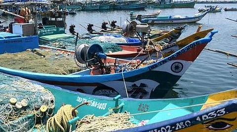 140 ஒப்பந்த தொழிலாளர்களை பணி நிரந்தரம் செய்யக் கோரி கப்பல் கட்டும் தளம் முன்பு ஆர்ப்பாட்டம்: படகுகள் மூலம் கடல் பகுதியில் மீனவர்கள் முற்றுகை