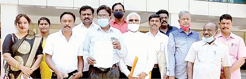 ஆர்டிஇ கல்விக் கட்டண நிலுவைத் தொகையை உடனே வழங்குதல் உள்ளிட்ட பல்வேறு கோரிக்கைகளை வலியுறுத்தி, தனியார் பள்ளிகளின் சங்கங்களின் கூட்டமைப்பு சார்பில், அதன் தலைவர் ஆறுமுகன் தலைமையில் சென்னை டிபிஐ வளாகத்தில் உள்ள மெட்ரிக் பள்ளிகள் இயக்குநர் கருப்பசாமியிடம் நேற்று மனு அளிக்கப்பட்டது. படம்: க.பரத்