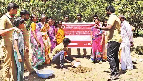 மாணிக்கனூர் கிராமத்தில் விவசாயிகளுக்கு செறிவூட்டப்பட்ட தொழுஉரம் தயாரிக்க செயல்முறை விளக்கம் அளித்த வேளாண் கல்லூரி மாணவர்கள்.