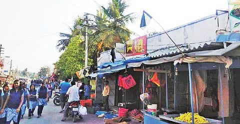 ஊத்தங்கரையில் வாடகை செலுத்த கால அவகாசம் கேட்டு பேரூராட்சி கடைகள் முன்பு கருப்புக் கொடி கட்டி போராட்டத்தில் ஈடுபட்ட வியாபாரிகள்.