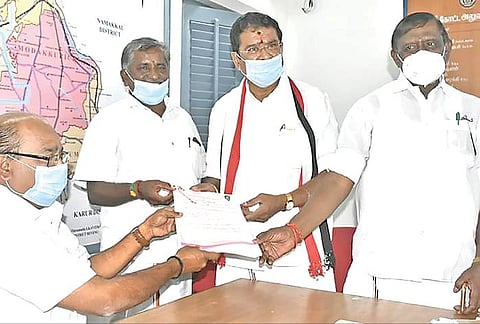 ஈரோடு மேற்கு தொகுதி அதிமுக வேட்பாளர் கே.வி.ராமலிங்கம், தேர்தல் நடத்தும் அலுவலர் சைபுதீனிடம் நேற்று வேட்புமனு தாக்கல் செய்தார்.