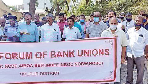 கோவை ரயில் நிலையம் அருகேயுள்ள பாரத ஸ்டேட் வங்கி வளாகத்தில் நேற்று ஆர்ப்பாட்டத்தில் ஈடுபட்ட அனைத்து வங்கிப் பணியாளர் சங்கக் கூட்டமைப்பினர். படம்: ஜெ.மனோகரன்