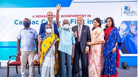 மிட்ராக்ளிப் மருத்துவ சிகிச்சை பெற்ற முதியவருடன் அப்போலோ மருத்துவமனை குழும நிர்வாகிகள், மருத்துவர்கள்.