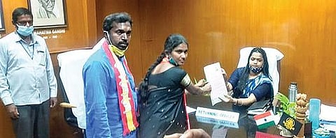 சட்டப்பேரவைத் தேர்தலையொட்டி திருப்பத்தூர் தொகுதியில் போட்டியிட நாம் தமிழர் கட்சியின் வேட்பாளர் சுமதி நேற்று தேர்தல் நடத்தும் அலுவலர் வந்தனாகர்க்கிடம் தனது வேட்புமனுவை தாக்கல் செய்தார்.