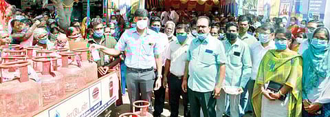 சமையல் காஸ் சிலிண்டரில் 100 சதவீத விழிப்புணர்வு ஸ்டிக்கரை ஒட்டிய தி.மலை மாவட்ட ஆட்சியர் சந்தீப் நந்தூரி.