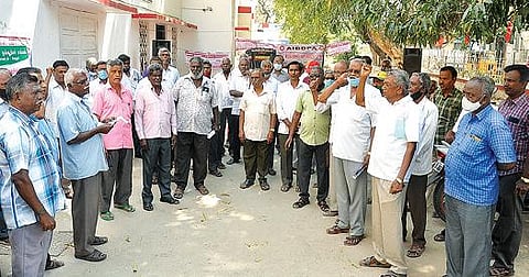 3 அம்ச கோரிக்கைகளை வலியுறுத்தி, வேலூர் தலைமை தபால் நிலைய வளாகத்தில் தர்ணாவில் ஈடுபட்ட அகில இந்திய பிஎஸ்என்எல்-டாட் ஓய்வூதியர் சங்கத்தினர். படம்: வி.எம்.மணிநாதன்.