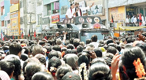வாலாஜா பேருந்து நிலையம் அருகே ராணிப்பேட்டை தொகுதி திமுக வேட்பாளர் ஆர்.காந்திக்கு நேற்று வாக்கு சேகரித்த அக்கட்சியின் இளைஞரணி செயலாளர் உதயநிதி ஸ்டாலின்.படம்: வி.எம்.மணிநாதன்.